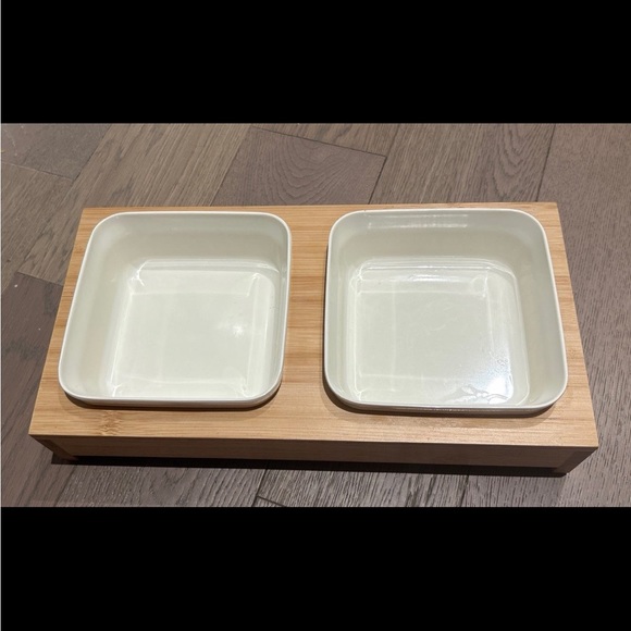 Pet food and water bowl with wooden holder - Picture 2 of 3